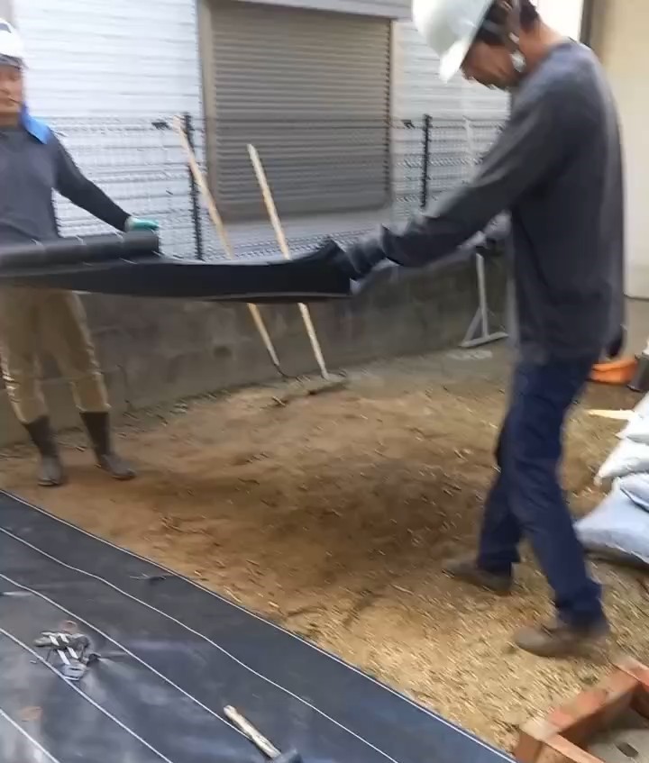 防草シート作業の様子